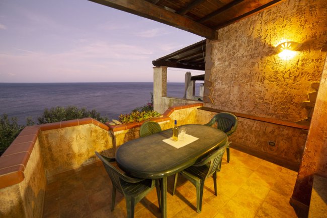 Terrazza vista mare al tramonto.