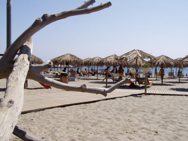 Spiaggia con lettini e ombrelloni.