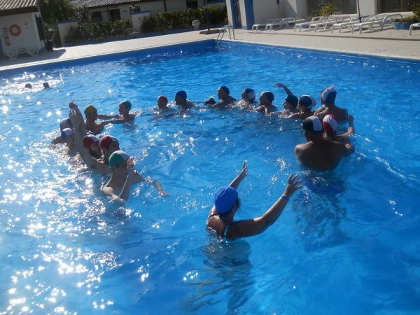 Persone in piscina che partecipano a giochi acquatici.