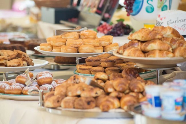 Vassoi di dolci e croissant su un tavolo.