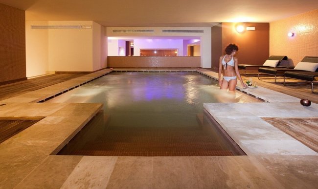 Piscina interna con una persona in costume.