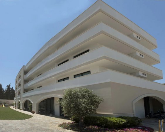Edificio a più piani dal design moderno.