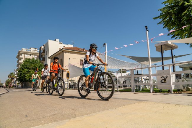 Persone in bicicletta su una pista ciclabile.