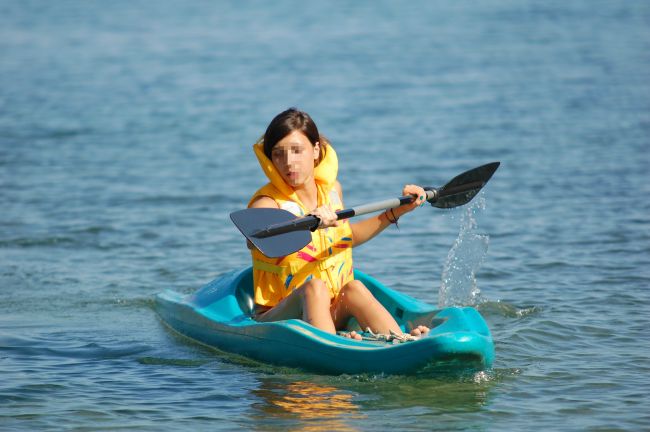 Persona in kayak su acqua calma.