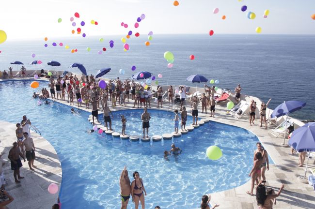 Festa in piscina con palloncini colorati.
