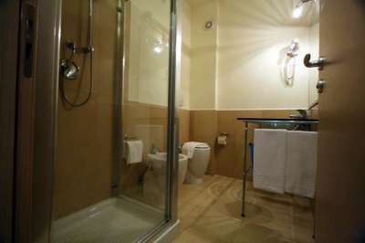 Bagno moderno con cabina doccia, lavabo e WC.