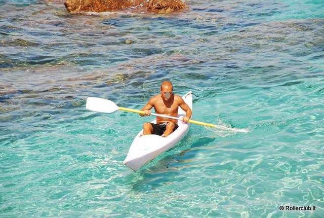 Persona in kayak su mare cristallino.
