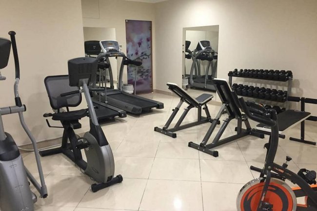 Palestra con attrezzi e specchi.