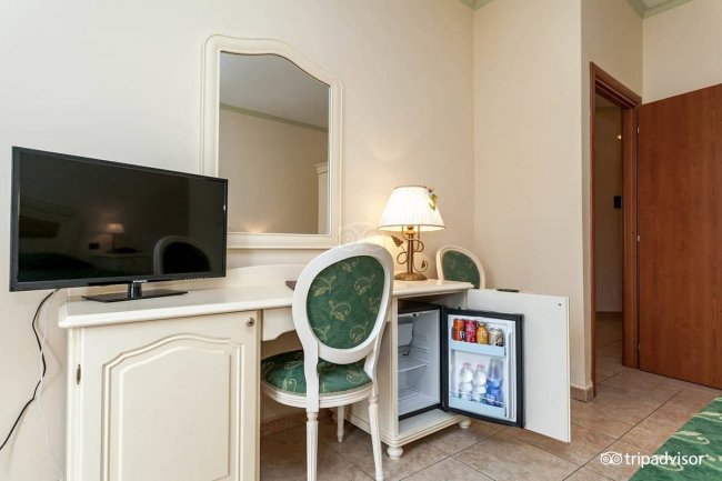 Scrivania con TV e mini frigo.