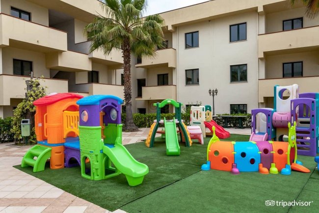 Area giochi per bambini con scivoli colorati.