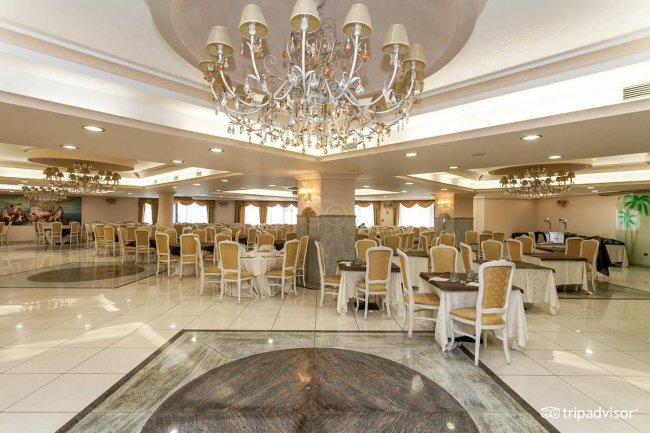 Sala da pranzo elegante con lampadari decorativi.