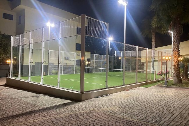 Campo da padel illuminato di notte.