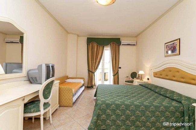 Camera con letto matrimoniale e vista balcone.