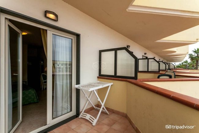 Balcone con tavolino pieghevole.