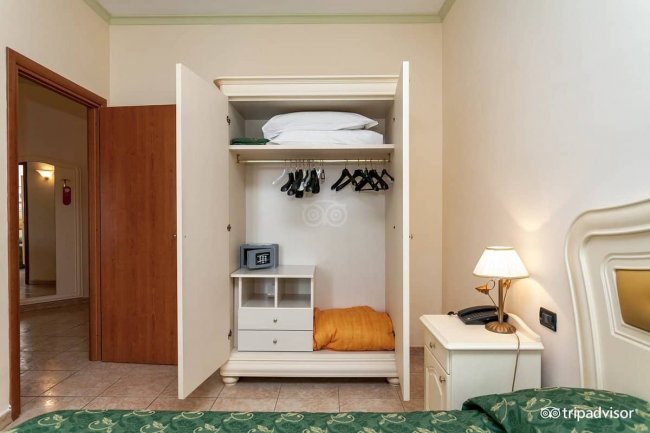 Armadio aperto con ripiani e appendiabiti.