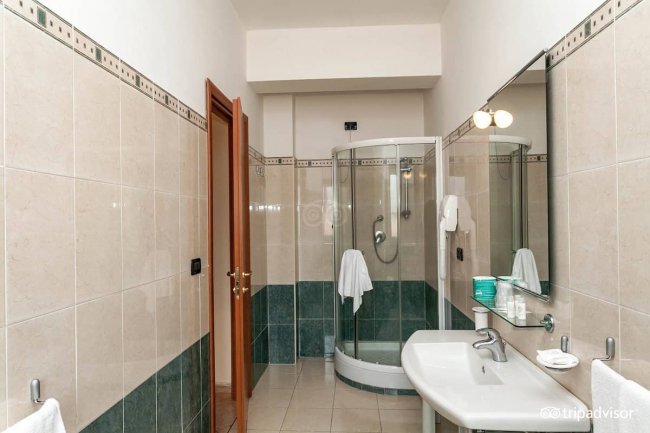 Bagno con box doccia e lavabo.