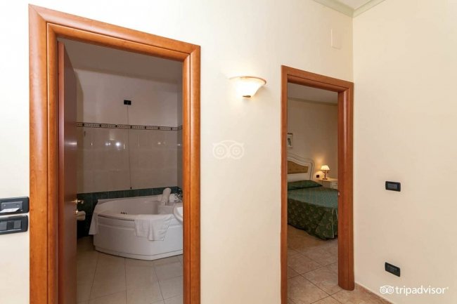 Corridoio con porte per camera e bagno.