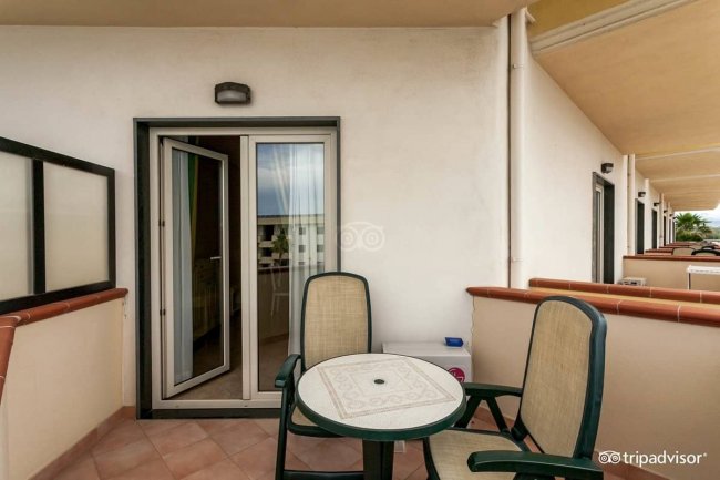 Balcone con tavolo e sedie.