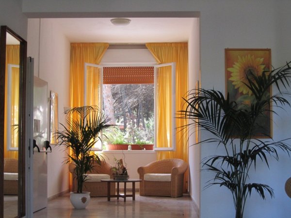 Interno con due poltrone vicino a una finestra illuminata.