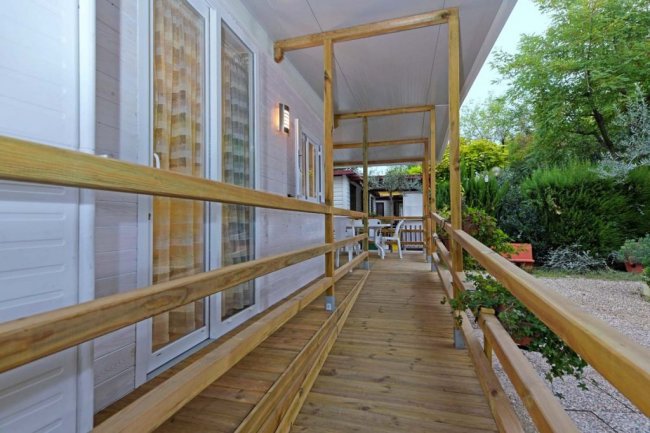 Passerella di legno con vista sul giardino.