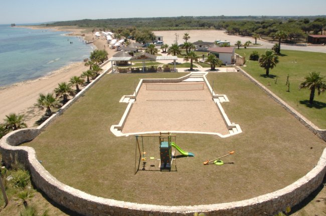 Area giochi su prato vicino al mare.