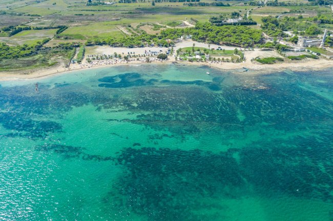 Veduta aerea della costa e del mare.