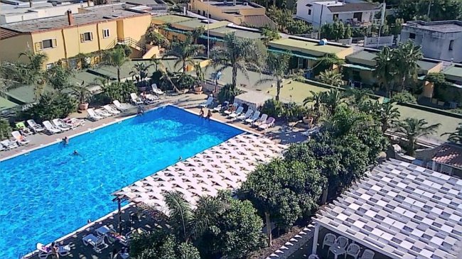 Vista dall'alto di una grande piscina con sdraio.