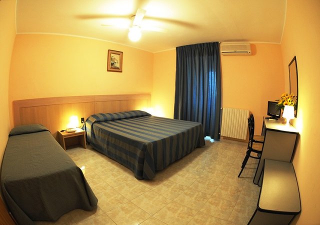 Stanza d'hotel con letto matrimoniale e singolo.