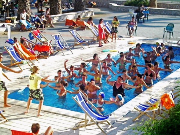 Persone in piscina partecipano a una classe di aquagym.