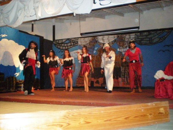Spettacolo teatrale con attori vestiti da pirati.