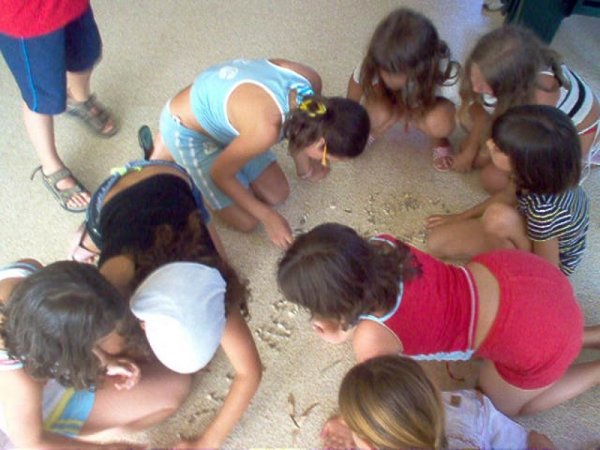 Bambini seduti a terra che giocano insieme.