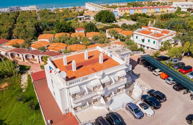 Veduta aerea dell'hotel con auto parcheggiate.