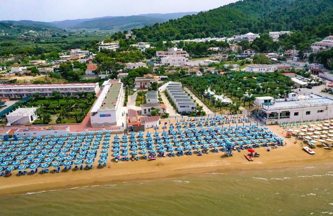 Stabilimento balneare con ombrelloni azzurri.
