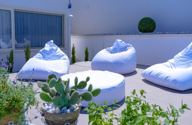 Poltrone gonfiabili bianche su una terrazza.
