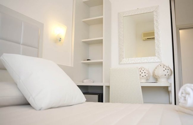 Interno di una camera da letto bianca.