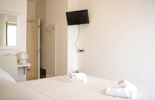 Camera con letto, TV e asciugamani.