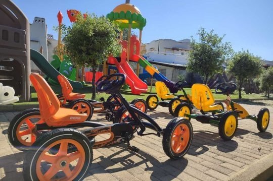 Go-kart colorati vicino a un parco giochi.