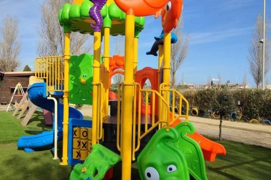 Parco giochi colorato con scivoli.