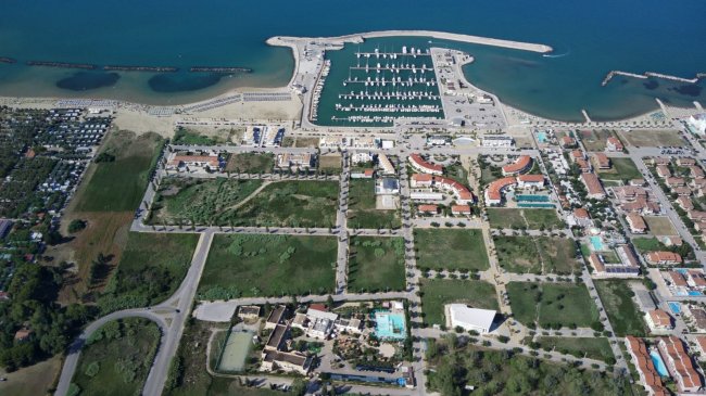 Vista aerea di un porto turistico e aree verdi.