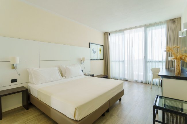 Camera d'hotel moderna con letto matrimoniale.