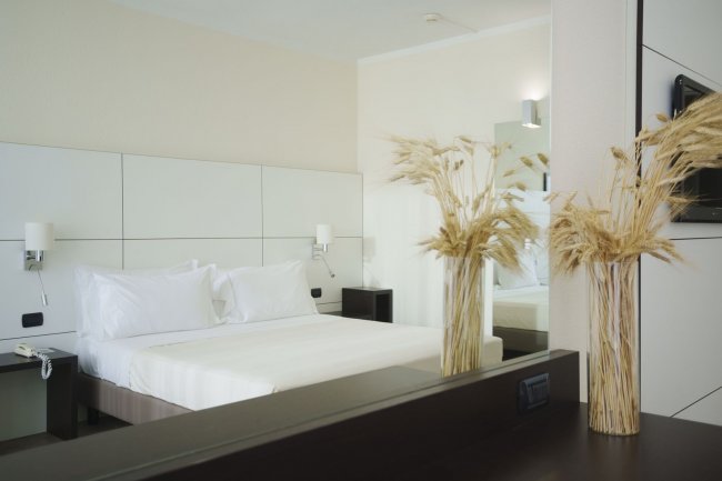 Dettaglio di camera d'hotel con spighe decorative.