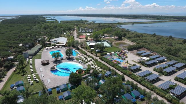 Resort con piscine e strutture verdi.