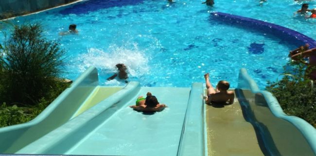 Scivoli acquatici che terminano in una piscina.