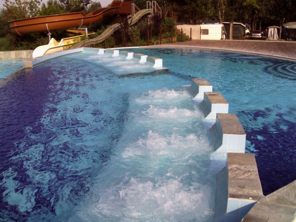 Piscina con scivolo e idromassaggio.