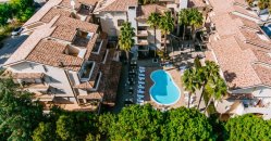Vista dall'alto di un edificio con piscina.