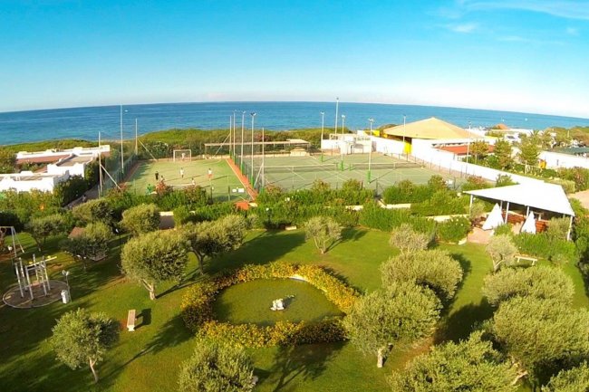 Campo sportivo e giardini vicino al mare.