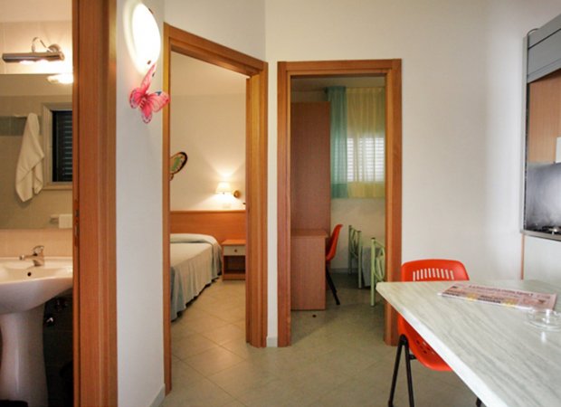 Interno appartamento con camere e un bagno.