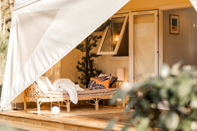 Tenda elegante con veranda e sdraio.