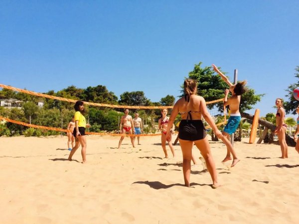 Persone che giocano a pallavolo sulla sabbia.