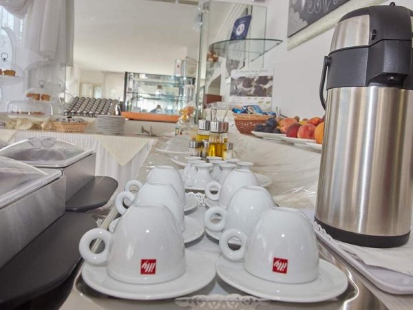 Teiere e tazzine su tavolo per colazione.
